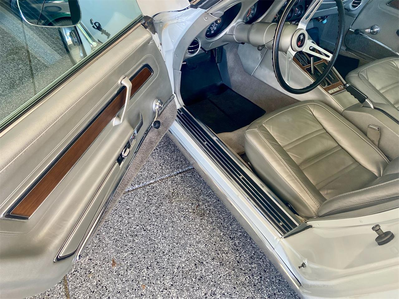 Chevrolet-Corvette-stingray-1975-Classic-White-Silver-24