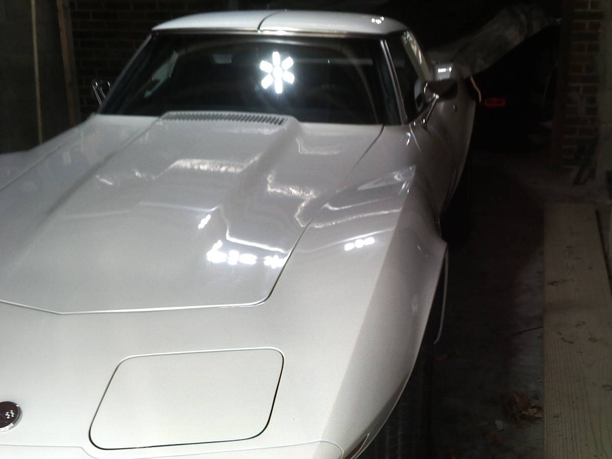 Chevrolet-Corvette-stingray-1976-1