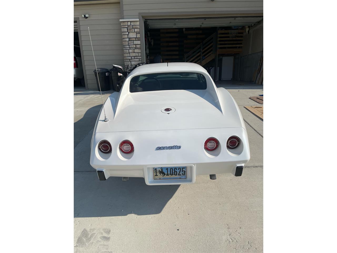 Chevrolet-Corvette-stingray-1976-Pearl-White-Grey-2