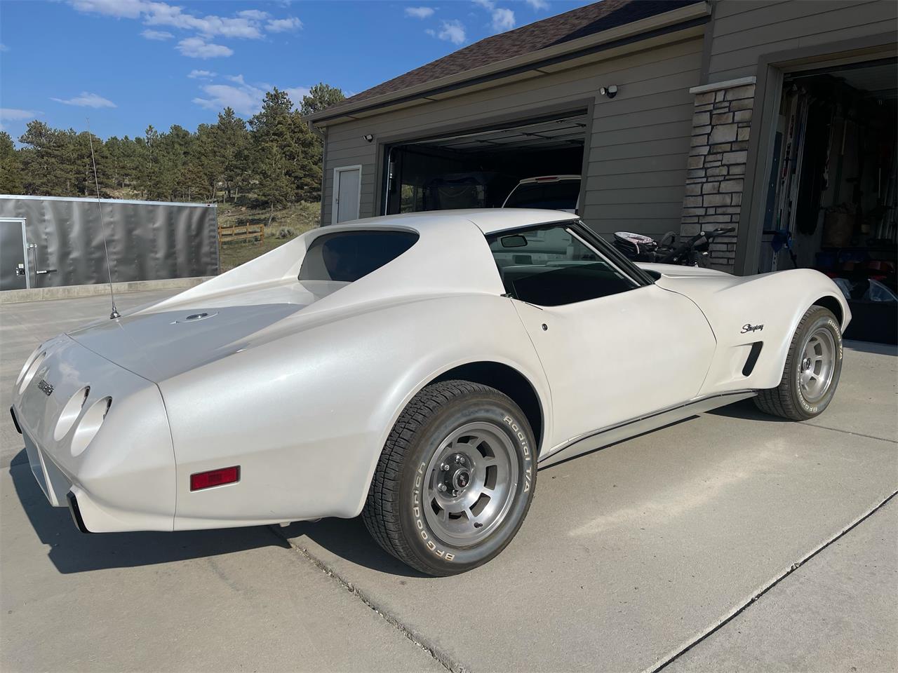 Chevrolet-Corvette-stingray-1976-Pearl-White-Grey-3