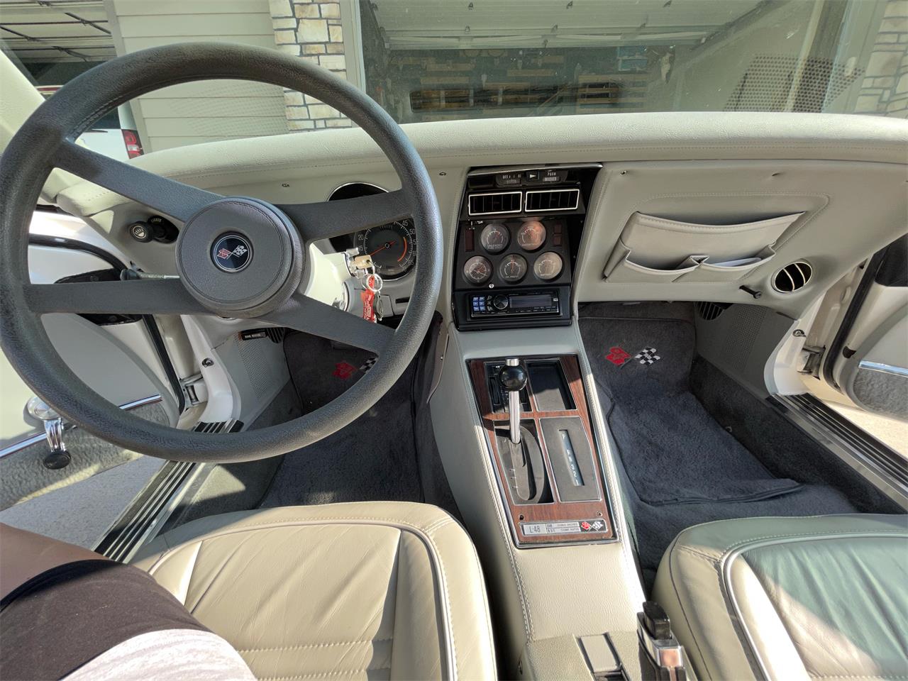 Chevrolet-Corvette-stingray-1976-Pearl-White-Grey-6