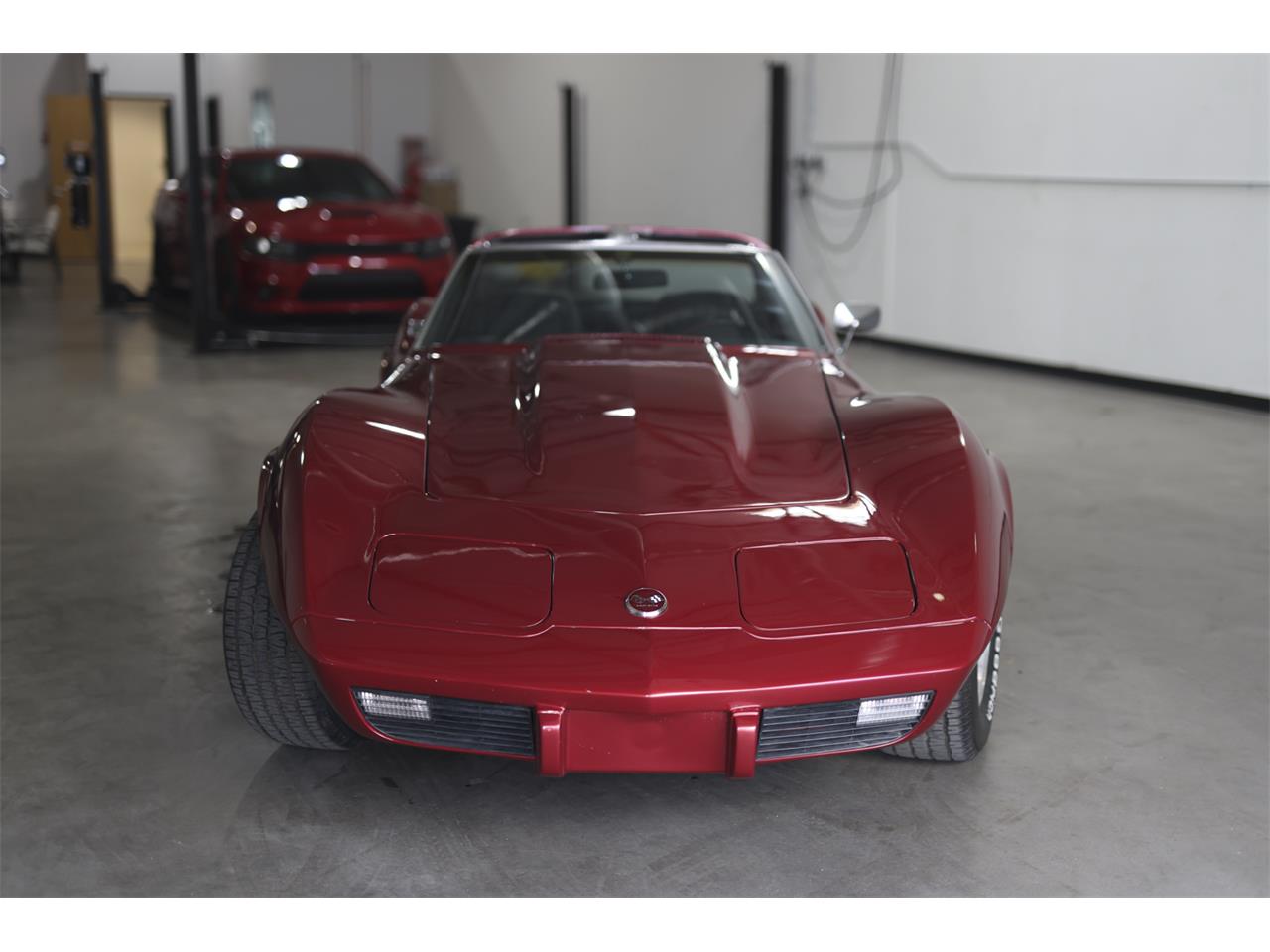 Chevrolet-Corvette-stingray-1976-Red-Black-3