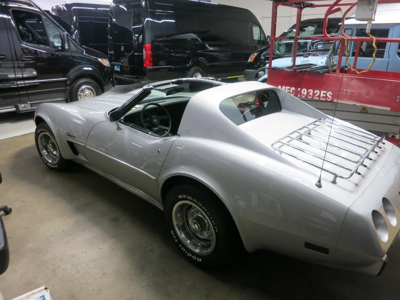 Chevrolet-Corvette-stingray-1976-Silver-Black-1