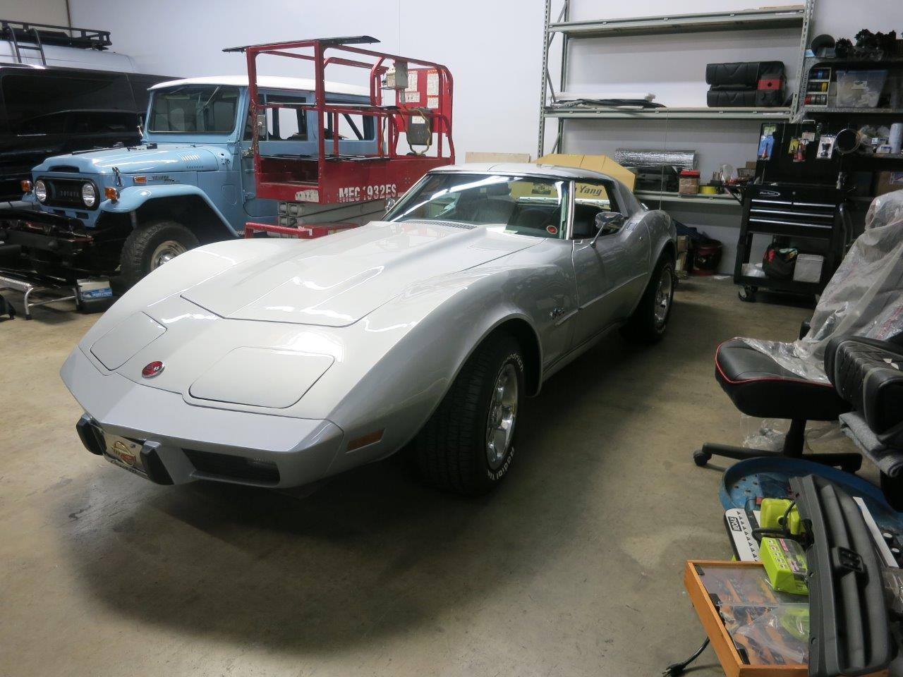 Chevrolet-Corvette-stingray-1976-Silver-Black-14