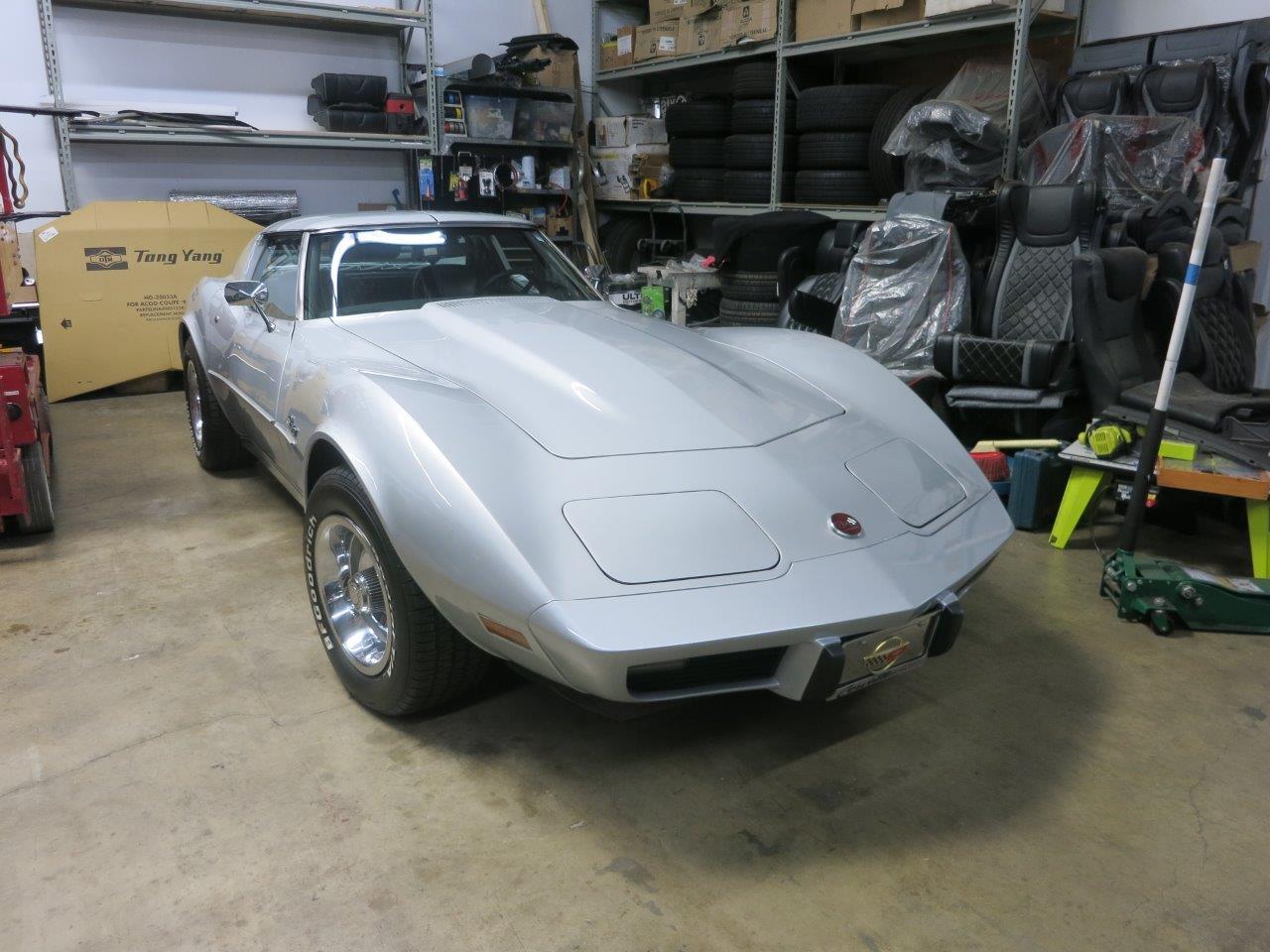 Chevrolet-Corvette-stingray-1976-Silver-Black-5