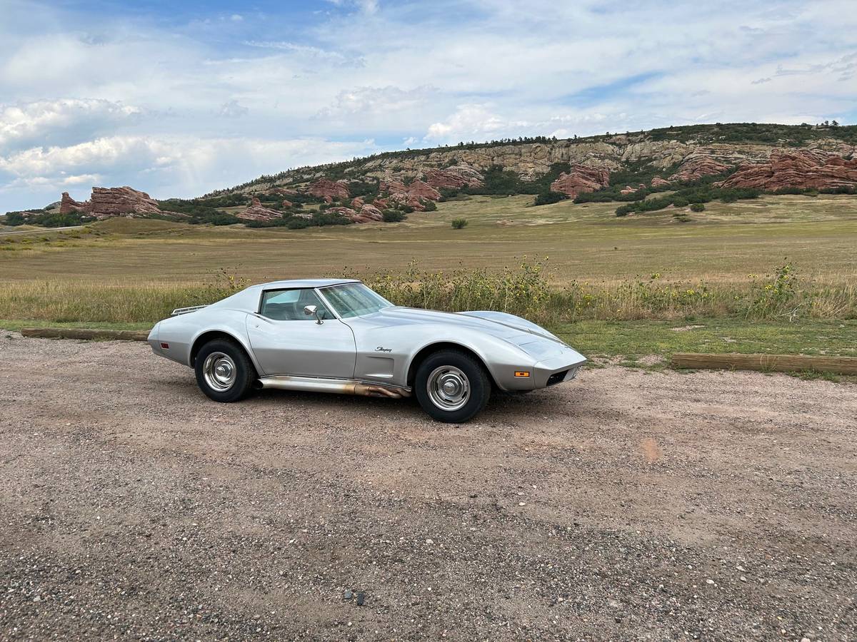 Chevrolet-Corvette-stingray-coupe-t-top-1974-silver