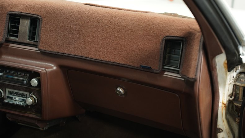 Chevrolet-El-camino-1984-White-Brown-49