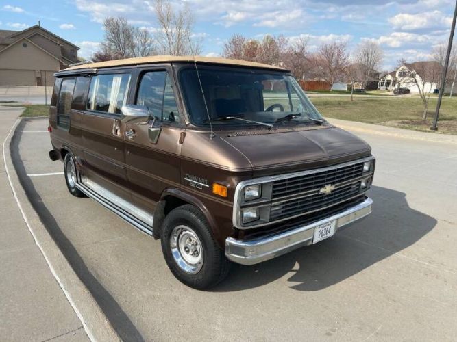 Chevrolet-G20-1984-BrownTan-BrownTan