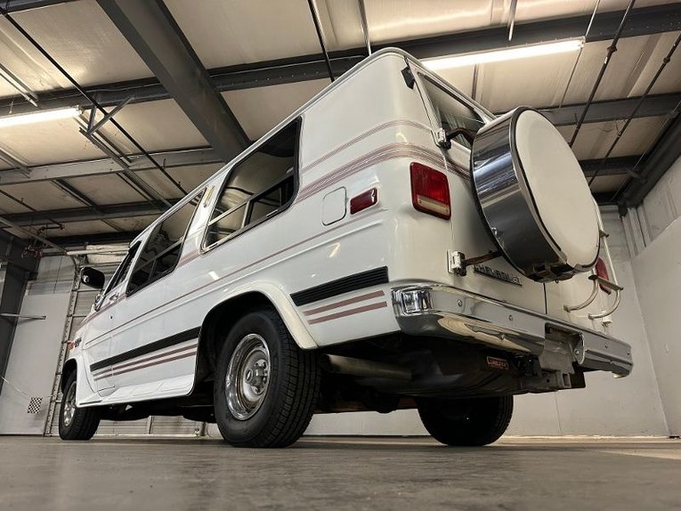 Chevrolet-G20-van-1992-Frost-White-Garnet-1