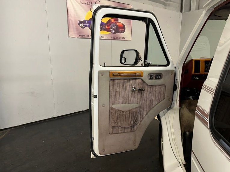 Chevrolet-G20-van-1992-Frost-White-Garnet-11
