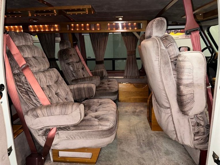 Chevrolet-G20-van-1992-Frost-White-Garnet-16