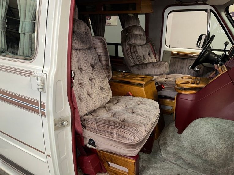 Chevrolet-G20-van-1992-Frost-White-Garnet-17