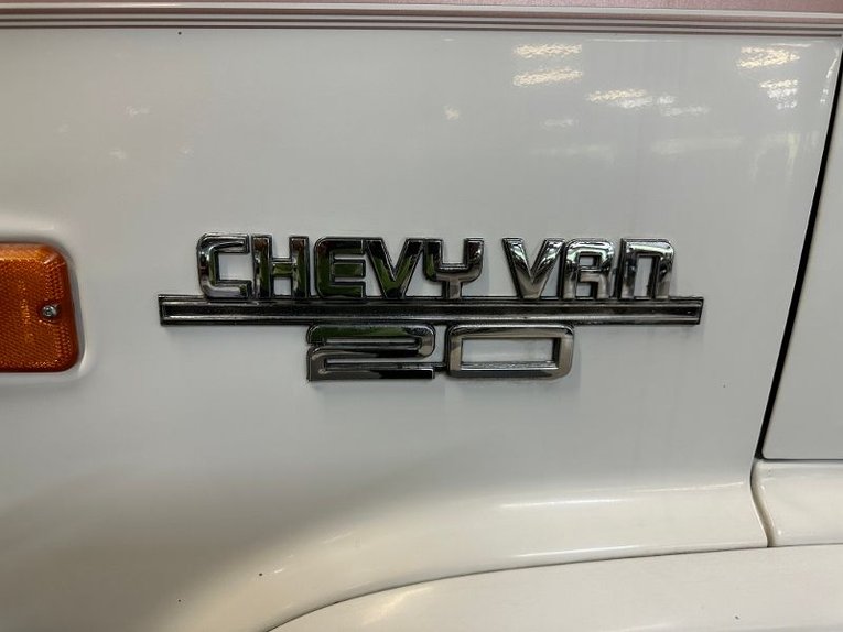 Chevrolet-G20-van-1992-Frost-White-Garnet-23
