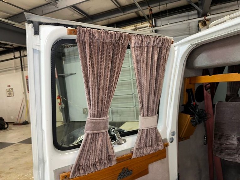 Chevrolet-G20-van-1992-Frost-White-Garnet-24