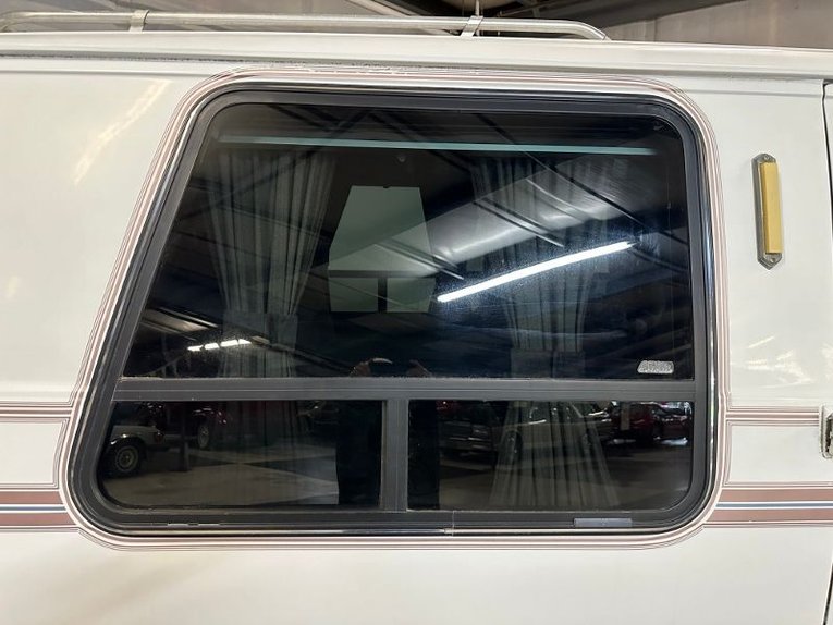 Chevrolet-G20-van-1992-Frost-White-Garnet-25