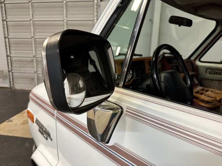 Chevrolet-G20-van-1992-Frost-White-Garnet-28