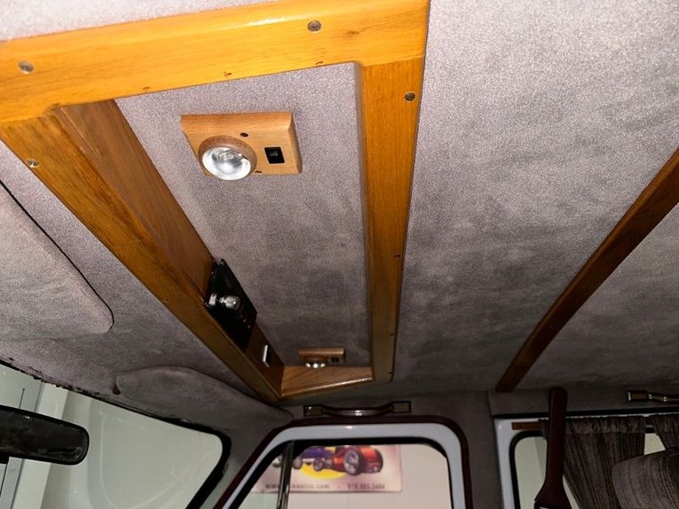 Chevrolet-G20-van-1992-Frost-White-Garnet-35