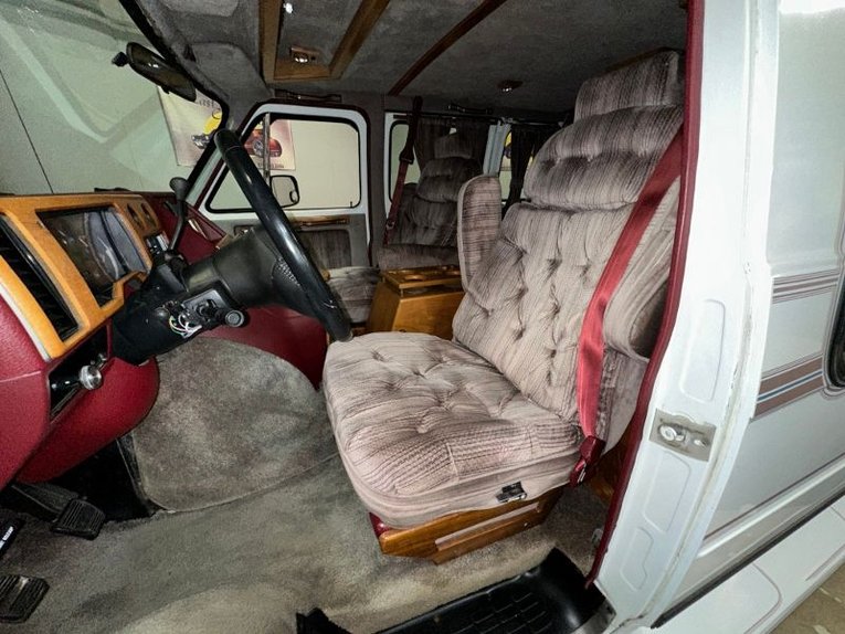 Chevrolet-G20-van-1992-Frost-White-Garnet-37