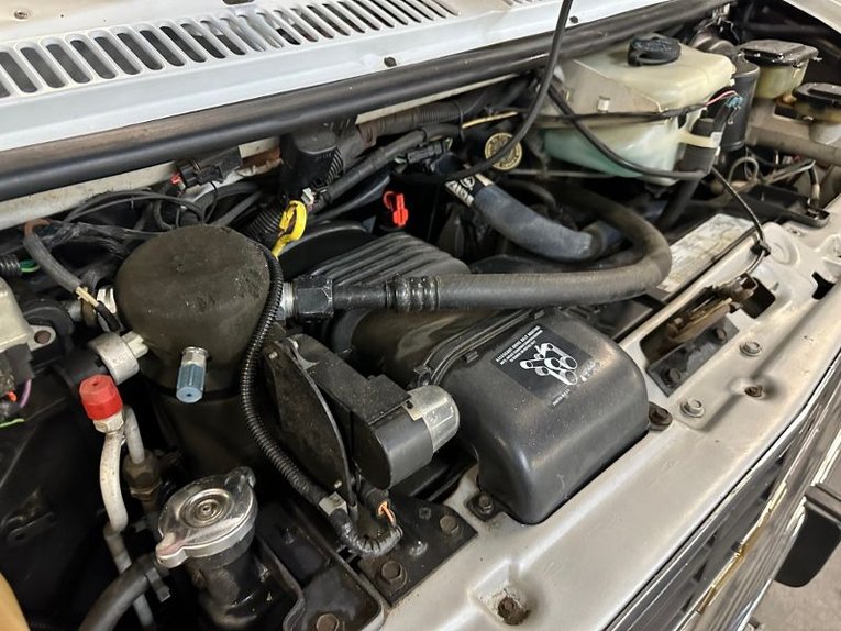 Chevrolet-G20-van-1992-Frost-White-Garnet-39