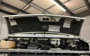 Chevrolet-G20-van-1992-Frost-White-Garnet-40