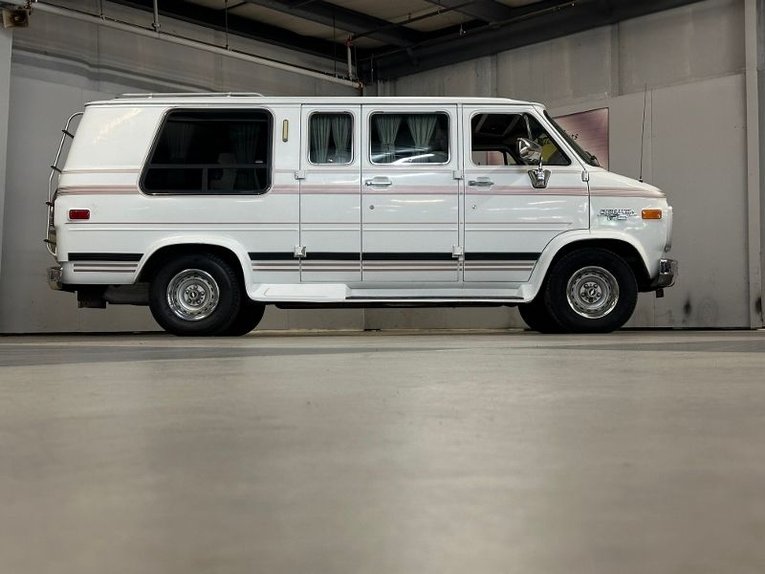 Chevrolet-G20-van-1992-Frost-White-Garnet-41
