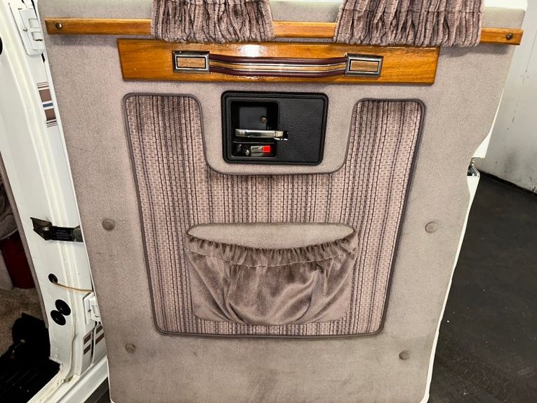 Chevrolet-G20-van-1992-Frost-White-Garnet-46