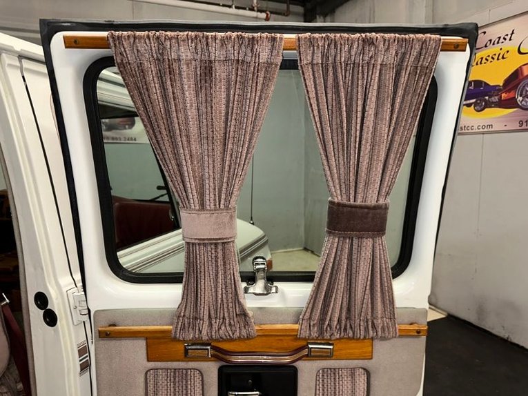 Chevrolet-G20-van-1992-Frost-White-Garnet-47