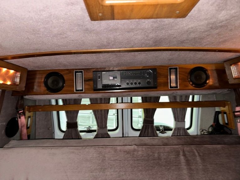 Chevrolet-G20-van-1992-Frost-White-Garnet-9