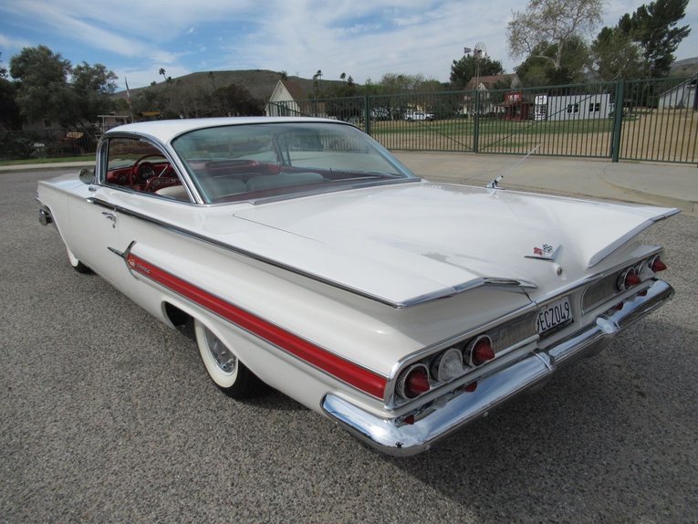 Chevrolet-Impala-1960-Ermine-White-Red-23