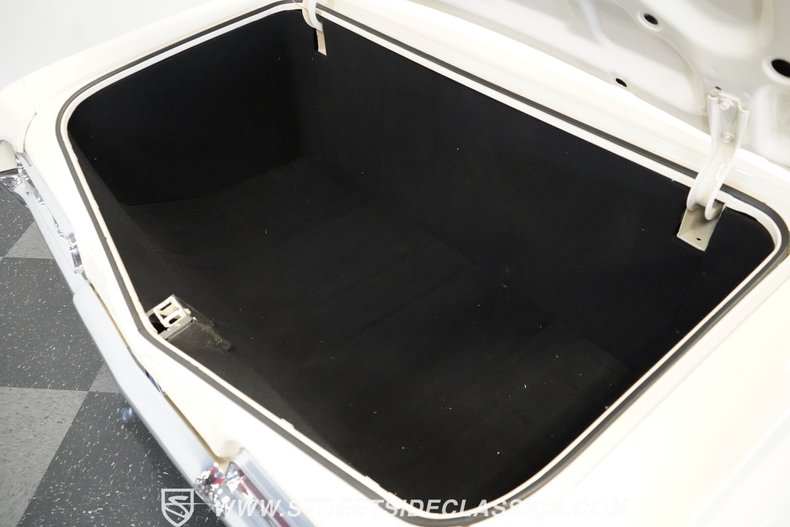 Chevrolet-Impala-1967-Ermine-White-Black-22