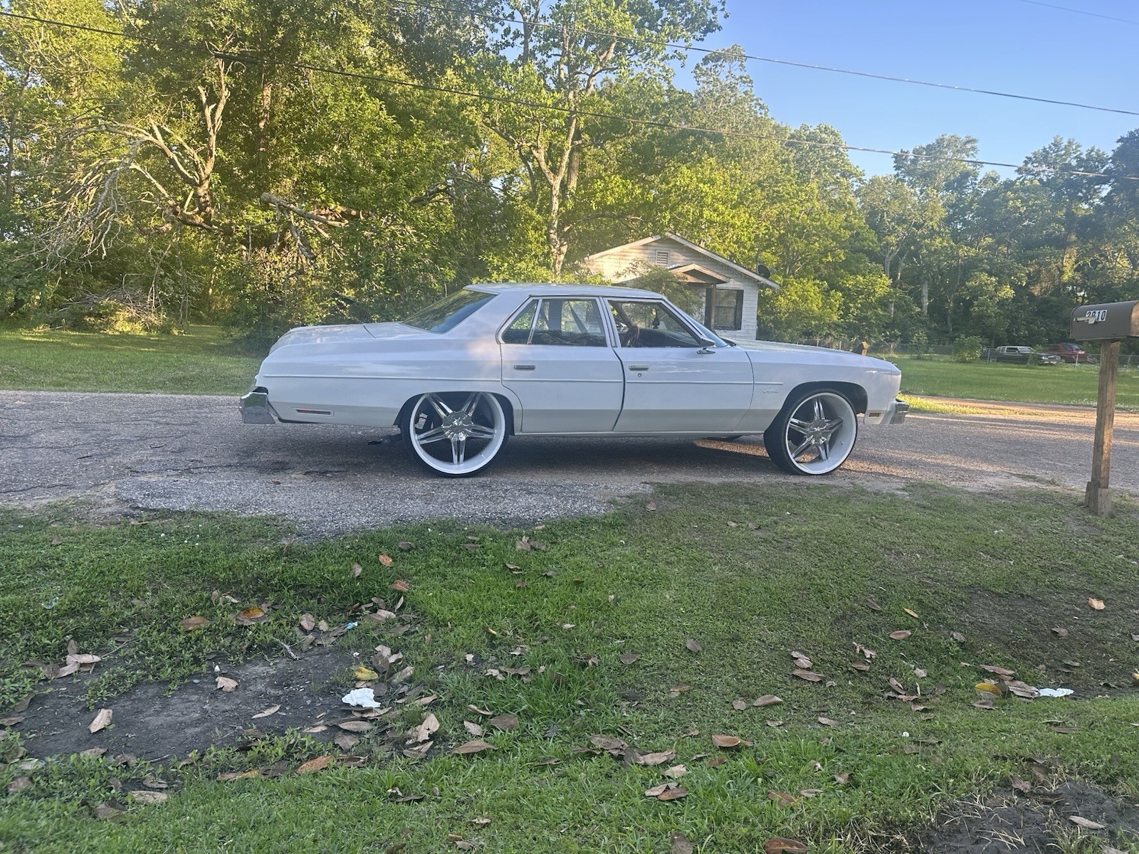 Chevrolet-Impala-1976-Coupe-13