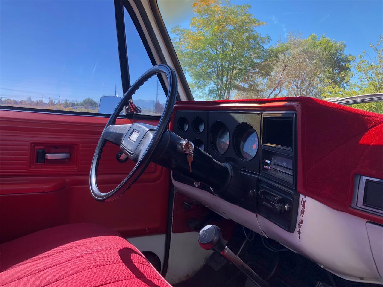 Chevrolet-K-10-1978-White-Red-9