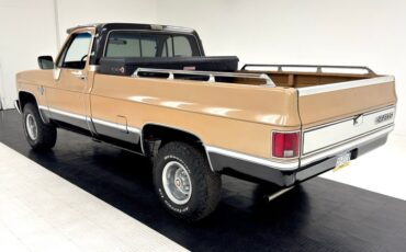 Chevrolet-K10-1986-Nevada-Gold-Black-1