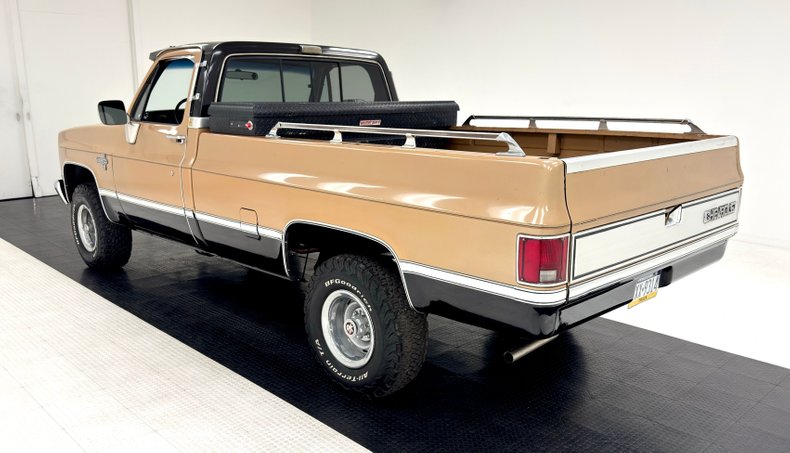 Chevrolet-K10-1986-Nevada-Gold-Black-1