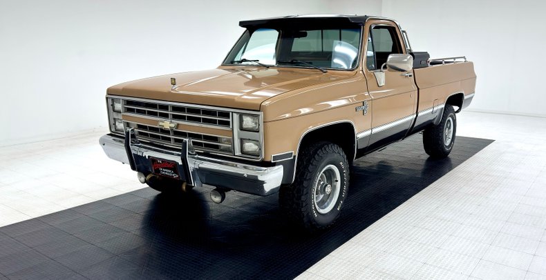 Chevrolet-K10-1986-Nevada-Gold-Black-12