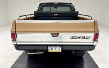 Chevrolet-K10-1986-Nevada-Gold-Black-2