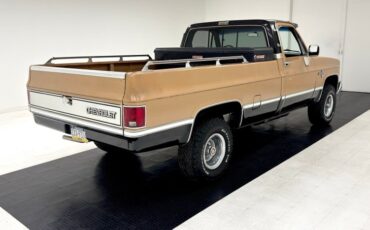 Chevrolet-K10-1986-Nevada-Gold-Black-3