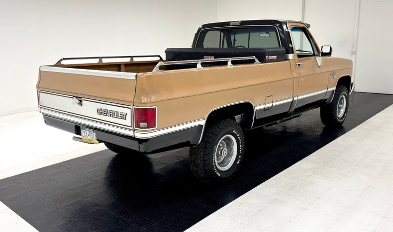 Chevrolet-K10-1986-Nevada-Gold-Black-3