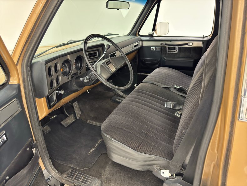 Chevrolet-K10-1986-Nevada-Gold-Black-30
