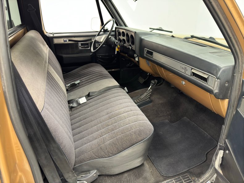 Chevrolet-K10-1986-Nevada-Gold-Black-32