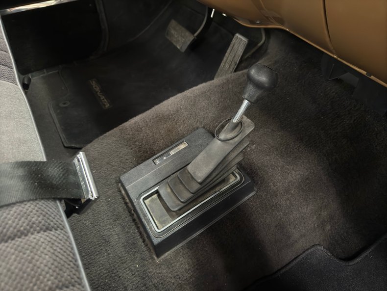 Chevrolet-K10-1986-Nevada-Gold-Black-38