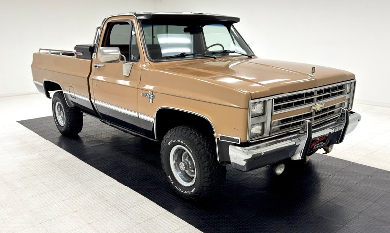 Chevrolet-K10-1986-Nevada-Gold-Black-5