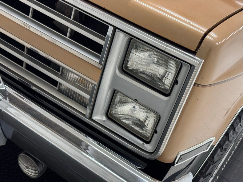Chevrolet-K10-1986-Nevada-Gold-Black-8