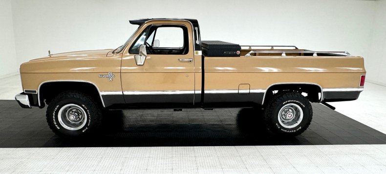 Chevrolet-K10-1986-Nevada-Gold-Black