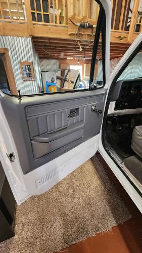 Chevrolet-K10-1987-White-Gray-11