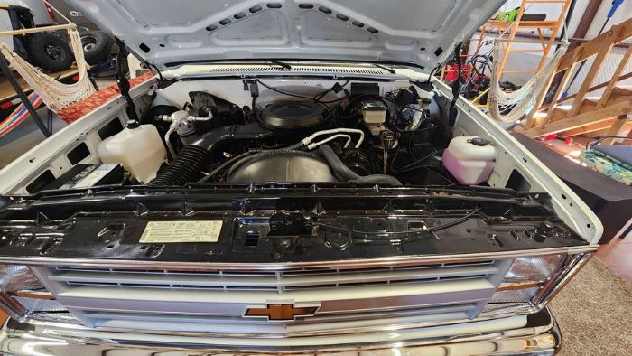 Chevrolet-K10-1987-White-Gray-13