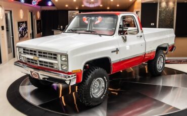 Chevrolet-K10-1987-White-Red-15