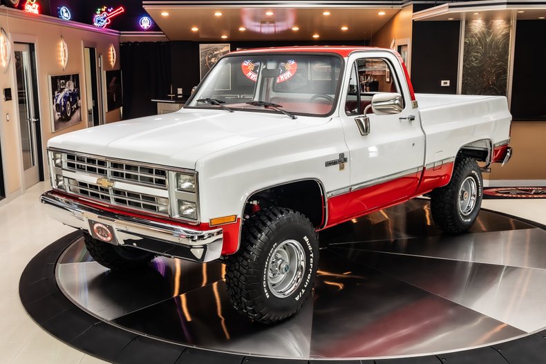 Chevrolet-K10-1987-White-Red-15