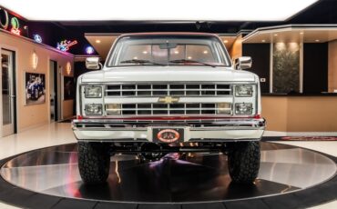Chevrolet-K10-1987-White-Red-21