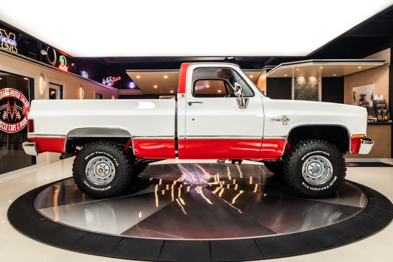 Chevrolet-K10-1987-White-Red-25